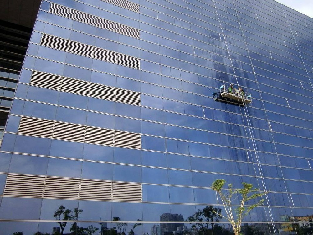 世纪大厦幕墙玻璃清洗
